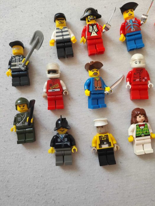 Лего различни фигурки и киндер играчки от яйца