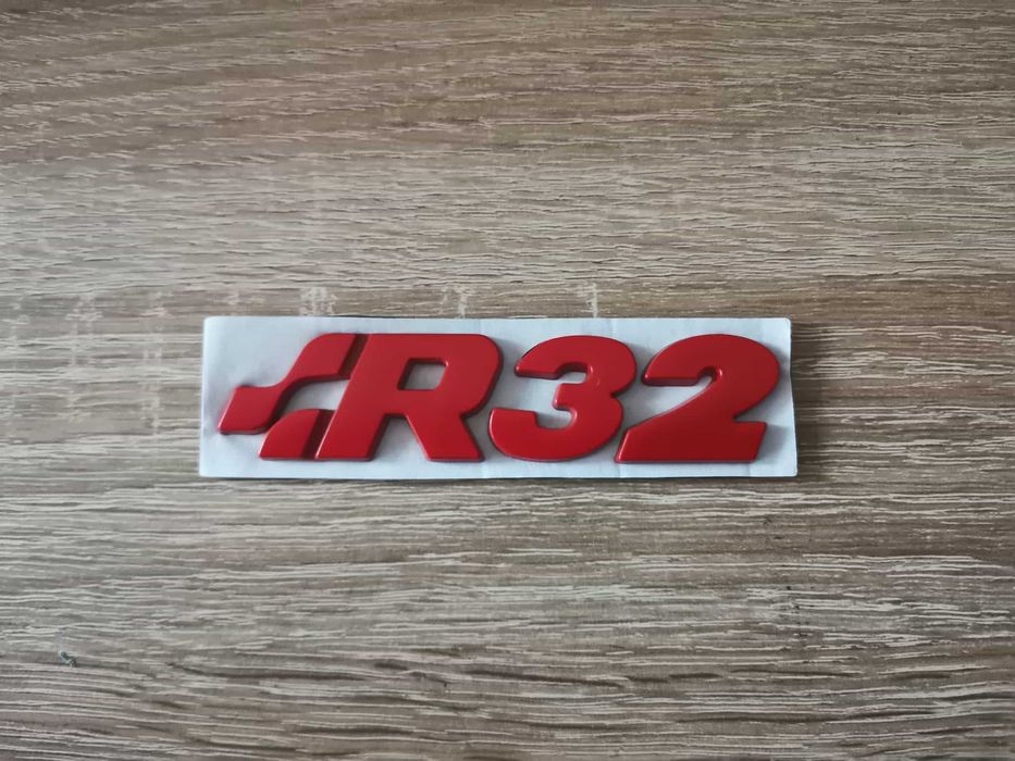 Volkswagen R32 червен надпис