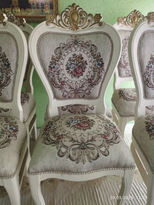 Mehmonxona uchun 12 talik stol va stullar to‘plami sotiladi