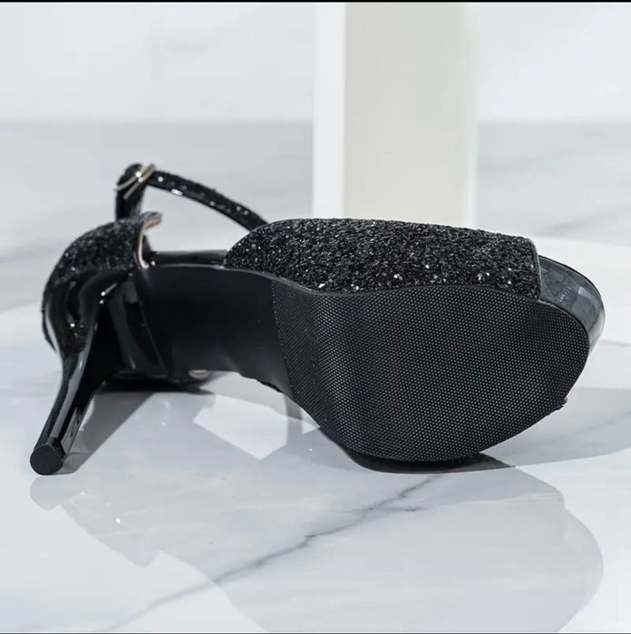 красиви сандали на висок ток