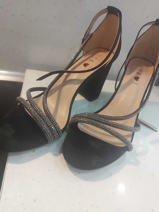 Черни сандали с ток  .