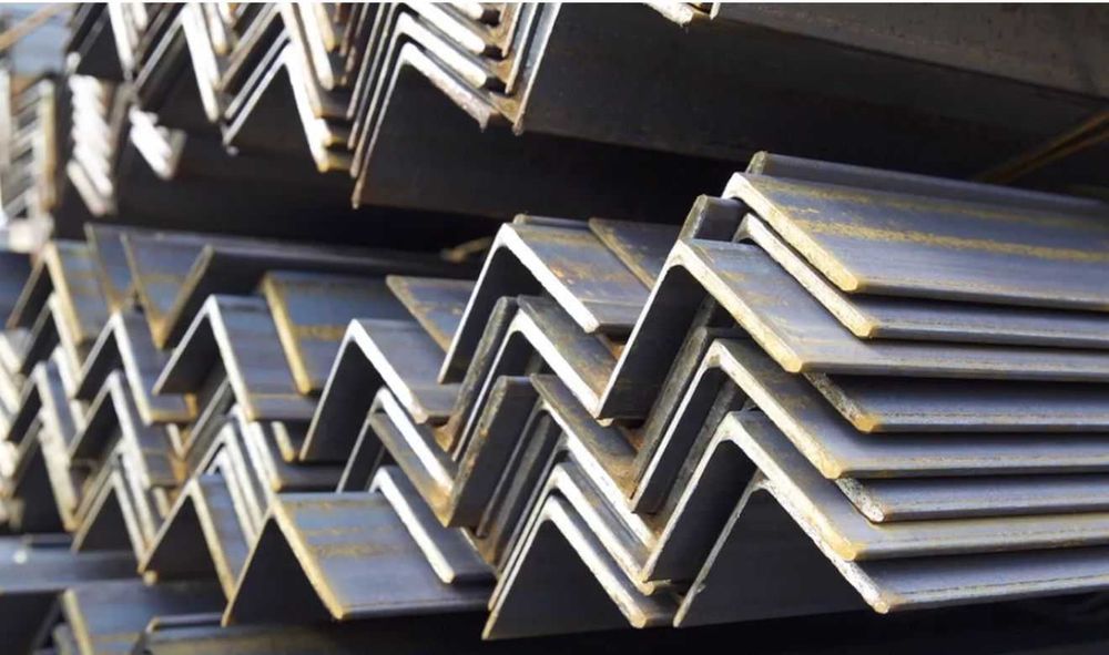 Уголок стальной равнополочный