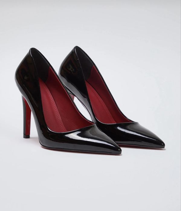 Черен висок ток с червена подметка