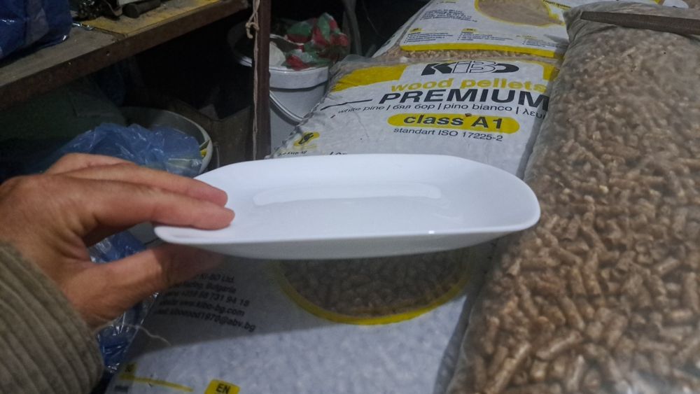 Керамични  керемиди и алпака съдинки от ресторант