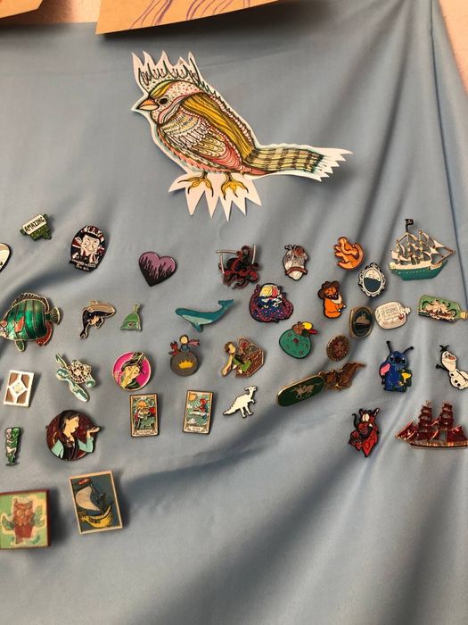 Продам значки