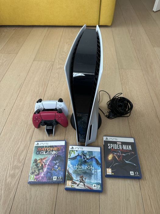 PlayStation/PS5 (Disc) + 2 Controllere + Statie Incarcare + 3 Jocuri