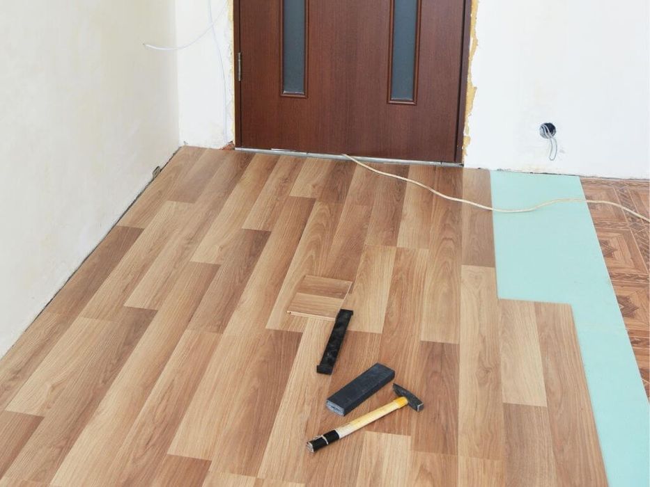 Покрив, гипсокартон, ламинат, редене на плочки