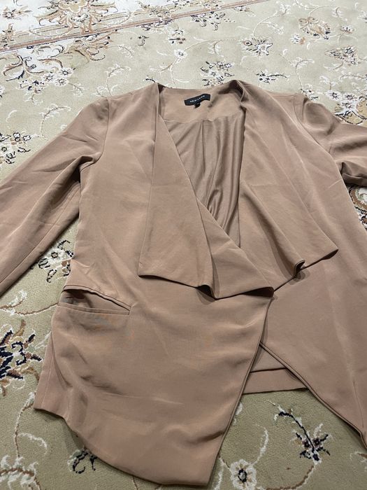 Пиджак, кофта,выросли и поправились.