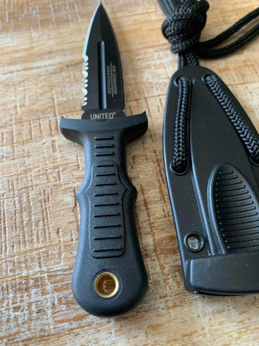 Здрав и компактен нож за врат лов ,риболов , къмпинг ,туризъм подарък