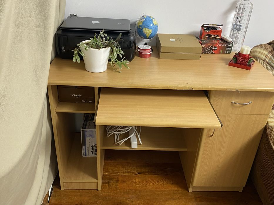 Birou cu spații de depozitare