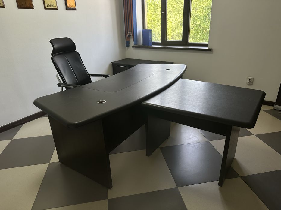 Стол руководителья с креслом.