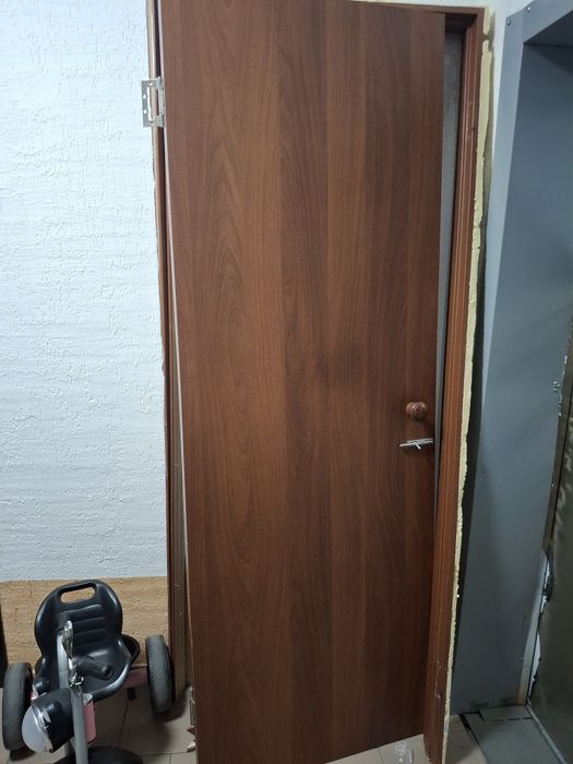 Продам межкомнатную дверь