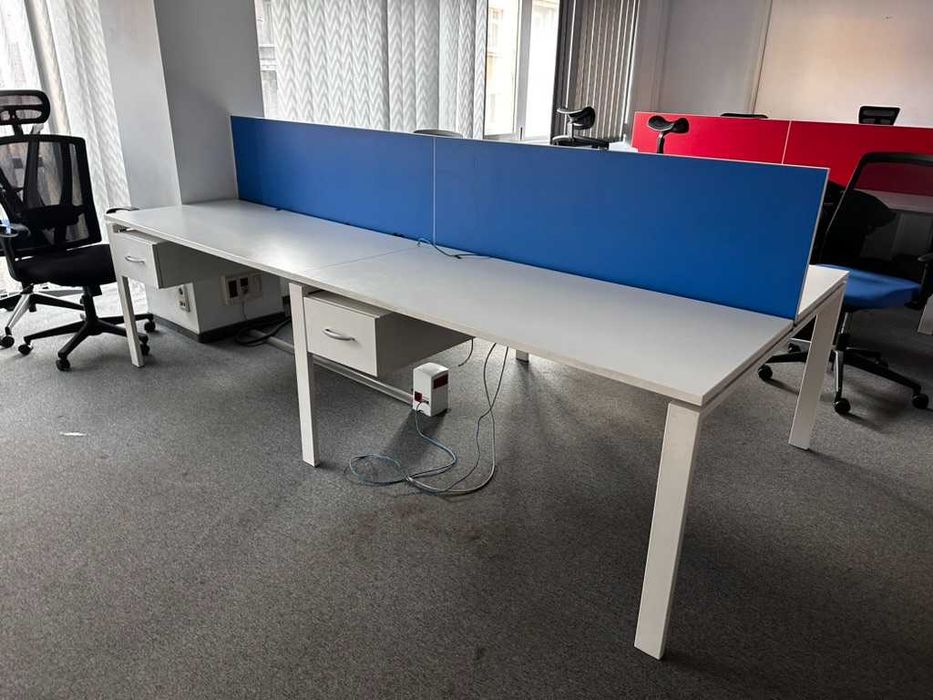 Четворен офис бенч – 4 работни места, с прегради