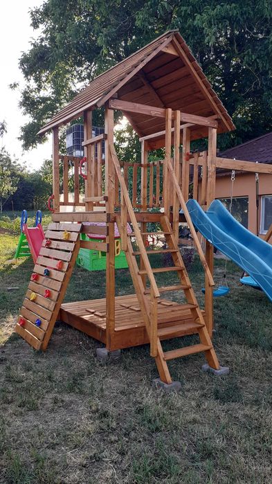 Loc de joaca cu tobogan si leagane