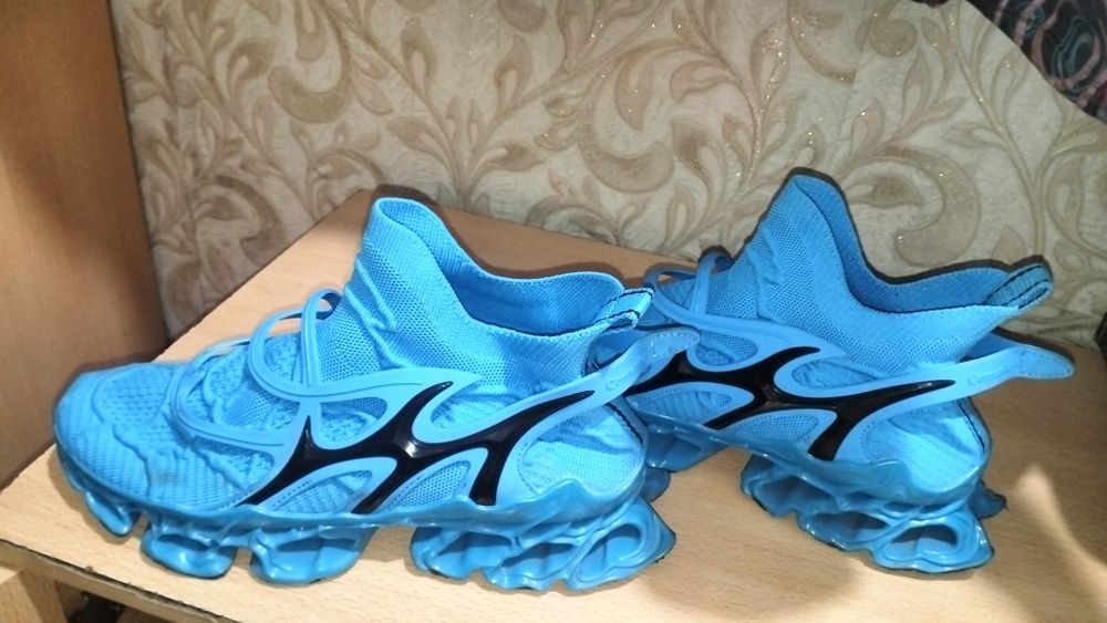 продам кроссовки