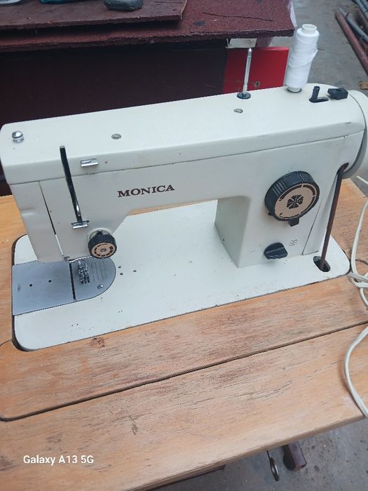 Mașina de cusut Monica
