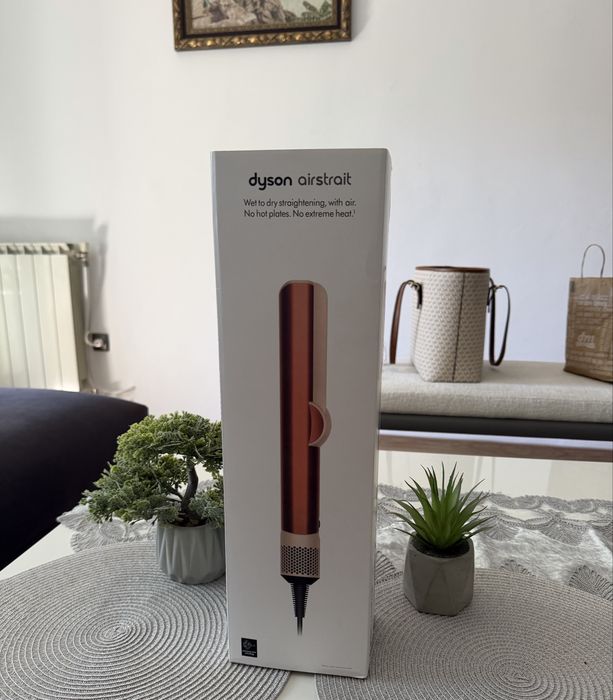 Оригинален Dyson Airstrait като нов !!