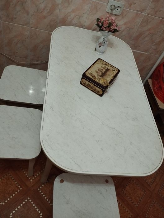 Стол кухонный с табуретами