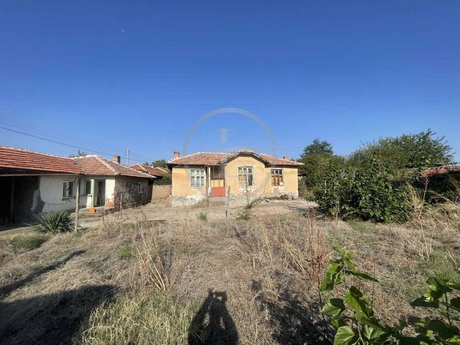 Реф. 2011 Къща с двор 2000 кв.м. / село Бяла Река