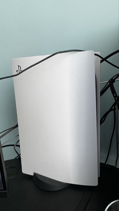 Playstation 5 с три контролера