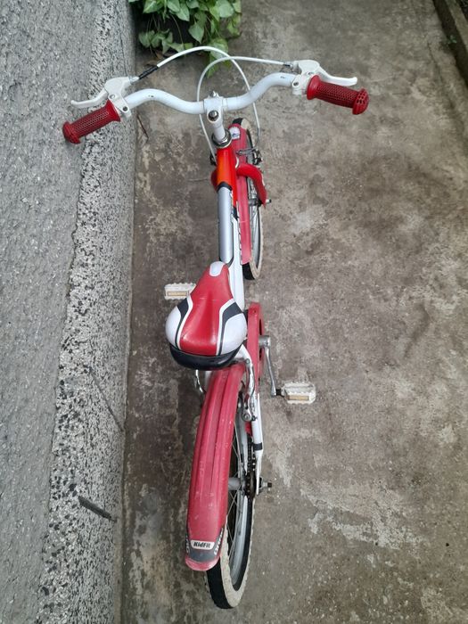 Детско червено колело с помощни колела