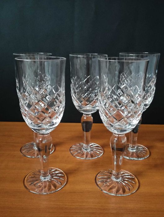 5 бр.масивни кристални чаши за вино с красива  ръчна гравюра