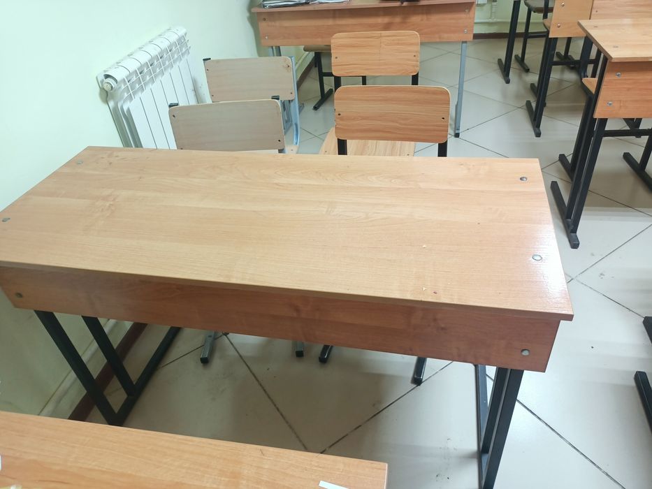 Парта продаётся вместе со стулом. Цена — 10 000 тенге.