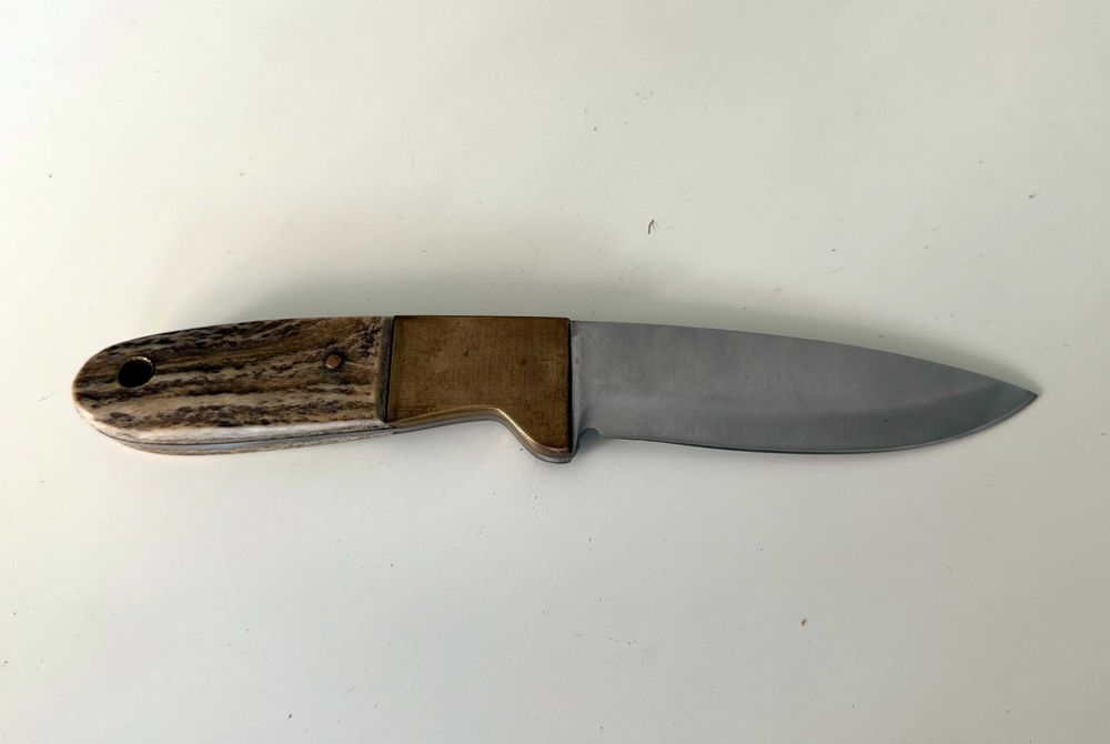Cuțit Vânătoare Bushcraft Full Tang Corn Cerb Alamă + Teacă Piele