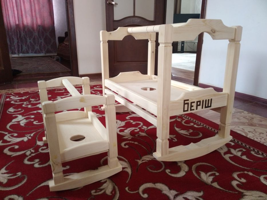 Бесік ағаштан жасалған