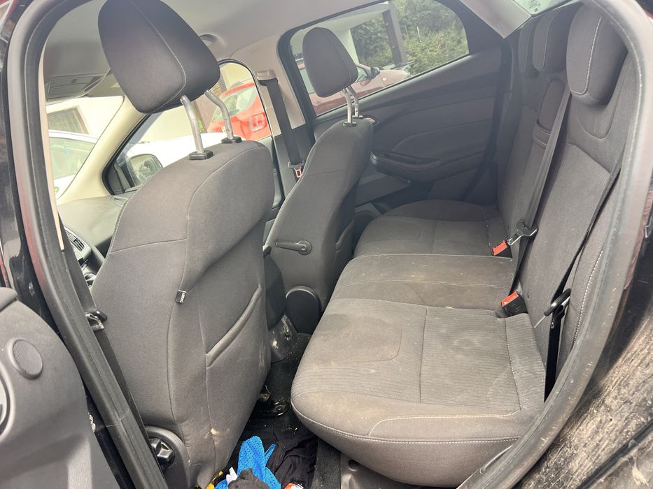 dezmembrez ford focus 1.6 benzina 2011