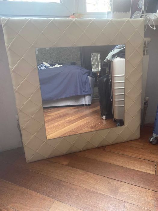 Зеркало в кожаной раме