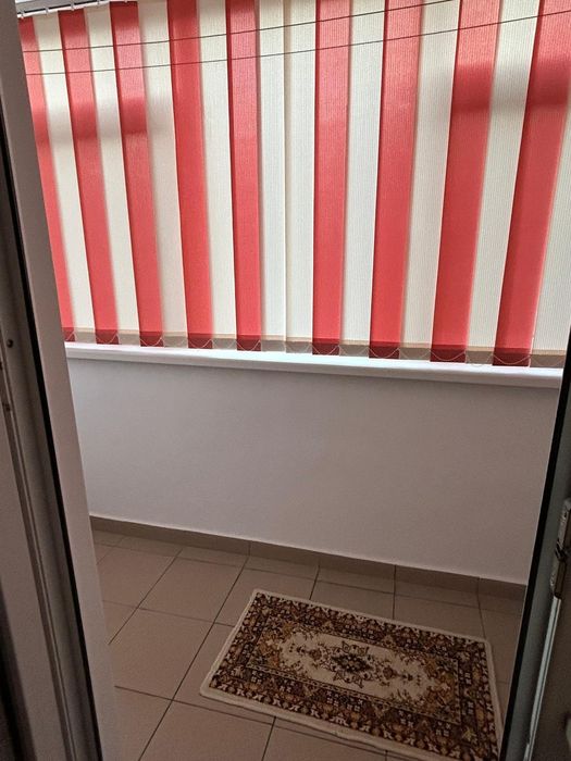 De vanzare apartament  trei camere