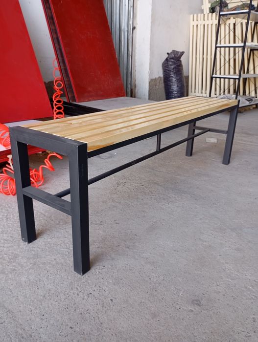 Парта. 600.000 имеются зал ожиданий диван. стулья. скамейки