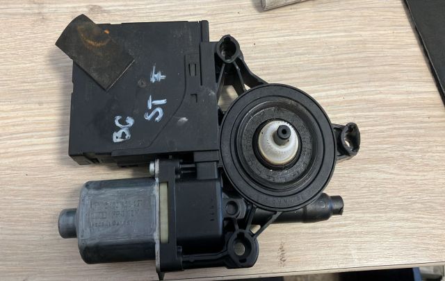 Motoras macara geam fata stanga 0130822451 Volkswagen VW Passat B6