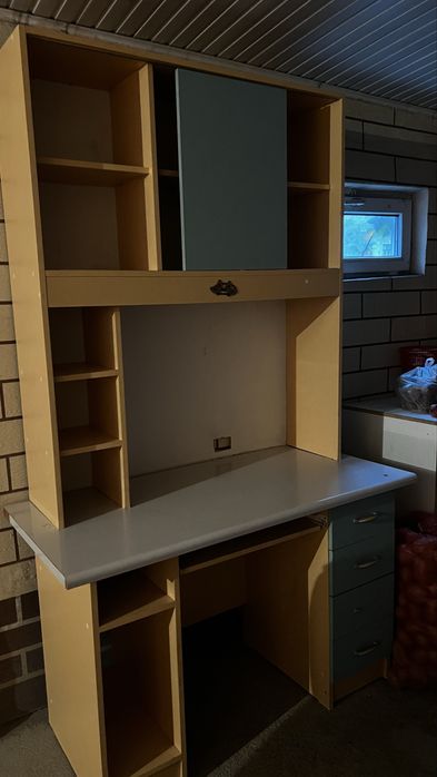 Стол твердый отличный