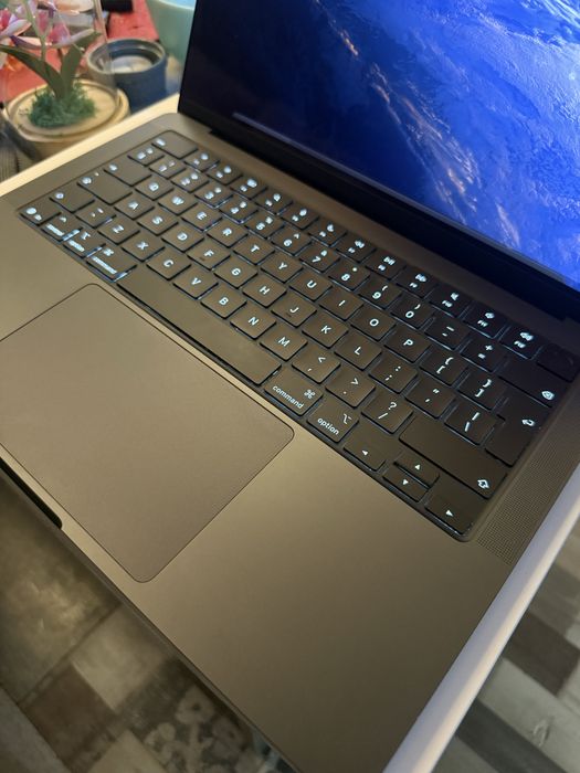 Macbook Pro M5 гаранция до януари 2028