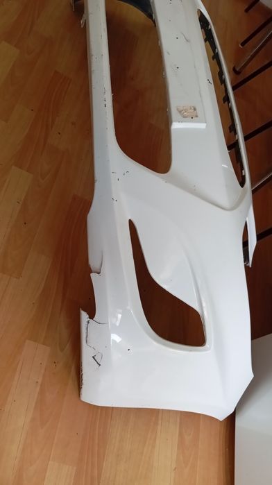 Продам бампер белого цвета