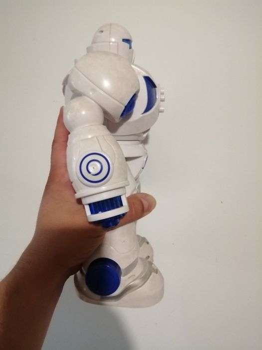 Робот играчка ретро