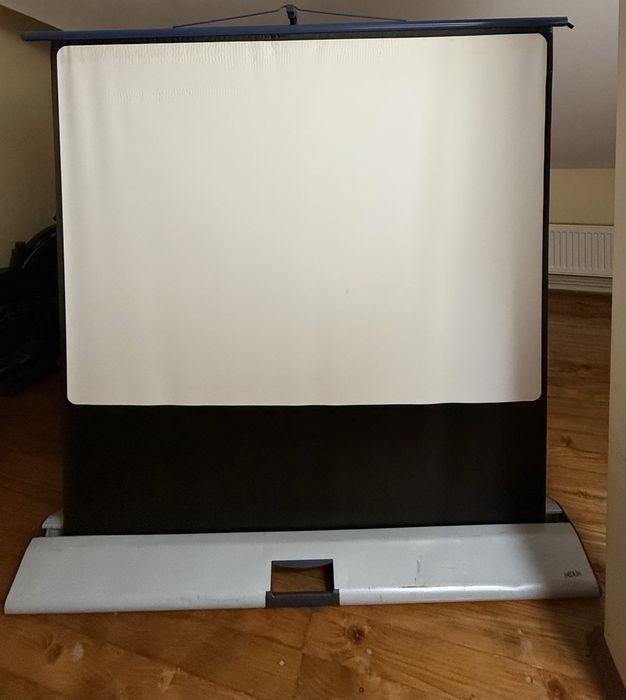 Proiector Benq MP620 si ecran de proiectie retractabil MovieLux Compac