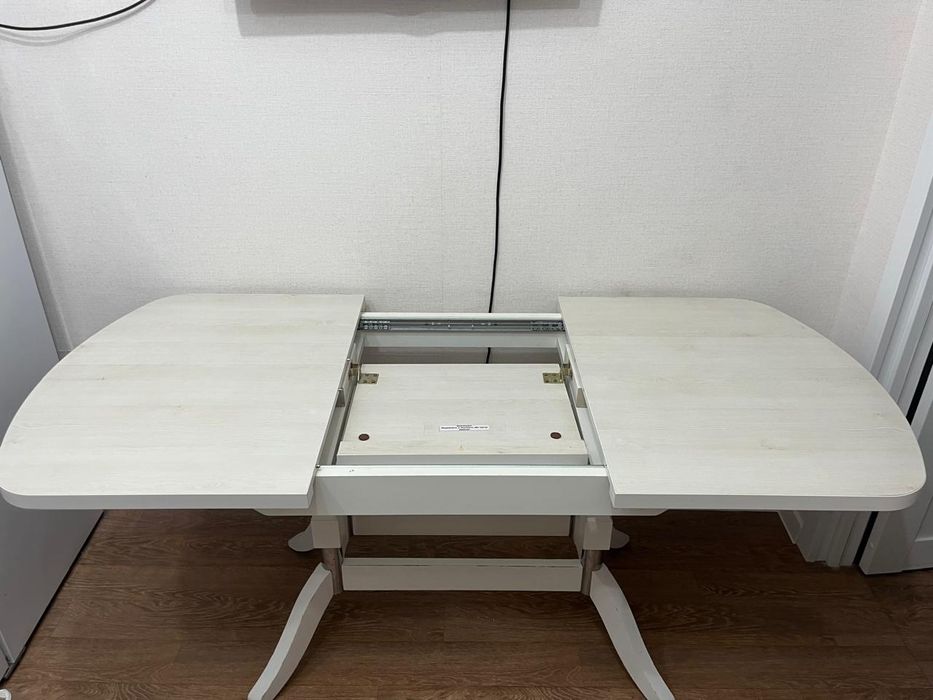 Продаётся стол обеденный.