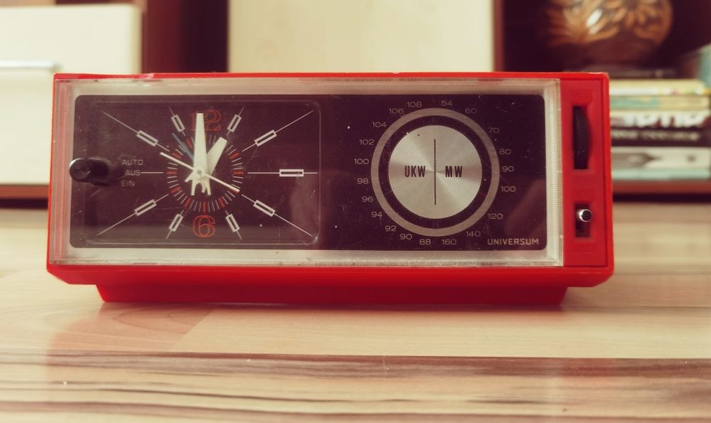 Radio cu ceas Universum retro vintage colecție anii 70 foarte rar