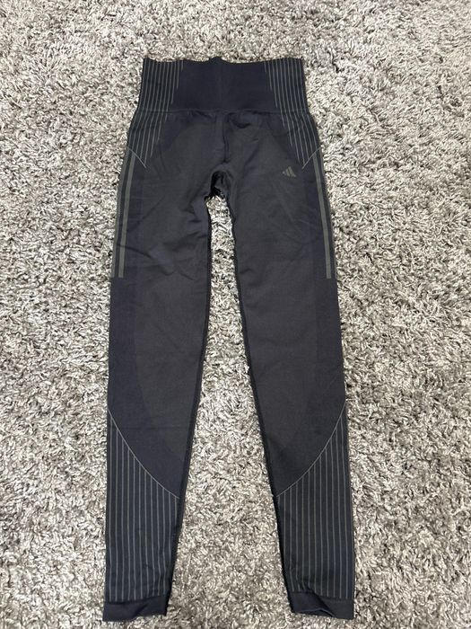 Дамски клин Адидас  нов . Размер xs