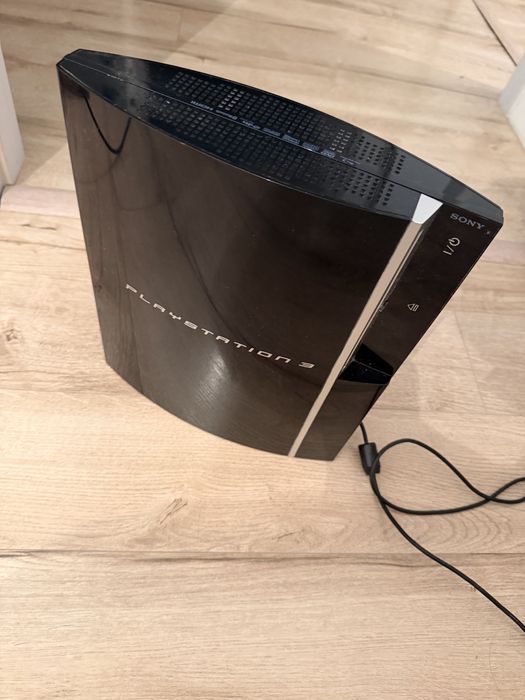 Vand consola PS3 Fat 80gb + 2 manete