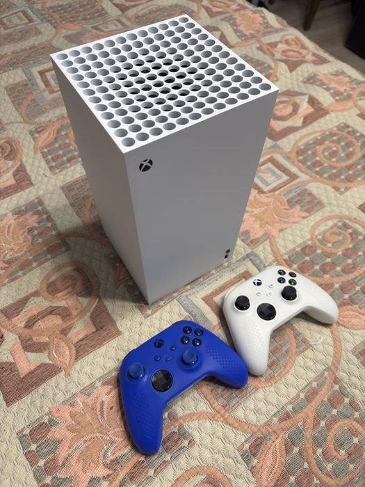 Xbox Series X Digital 1TB + 2 геймпада + аккумуляторы в подарок