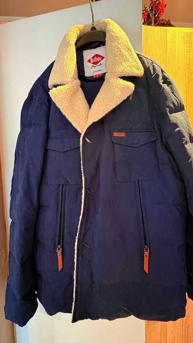 Geacă originală Lee Cooper, culoare bleumarin, cu guler și interior tip sherpa/îmblănit.