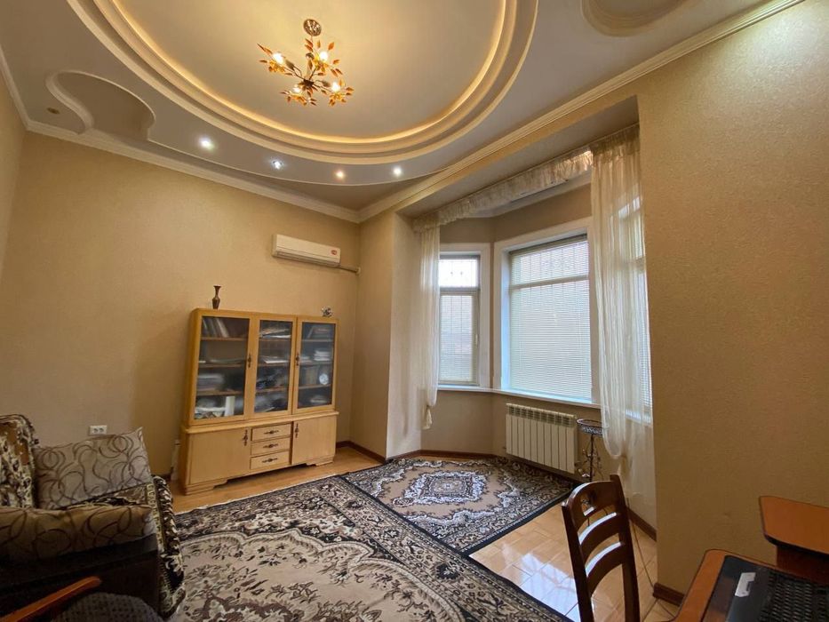 Продается дом на Никитина с бассейном три уровня место супер
4-комнаты