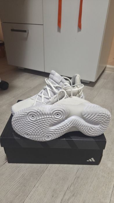 Кроссовки Adidas.