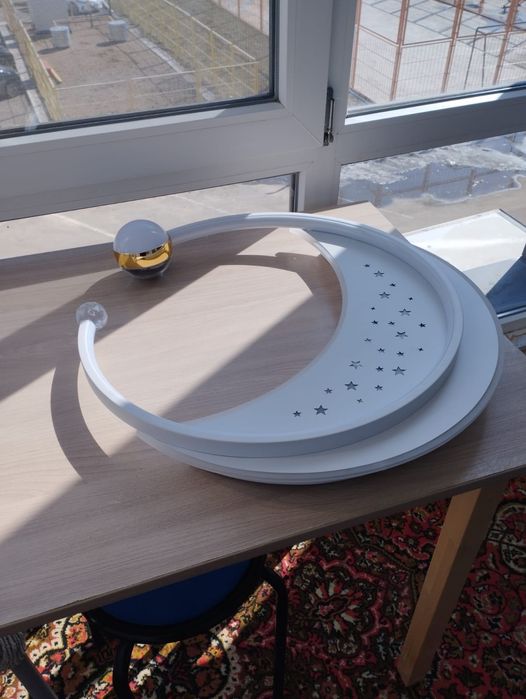 Люстра в виде луны