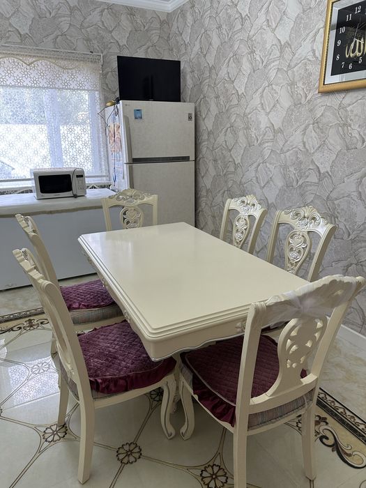 Продам обеденный стол с 6 стульями.