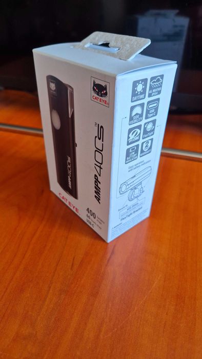Преден фар светлина за велосипед Cat Eye Ampp 400s